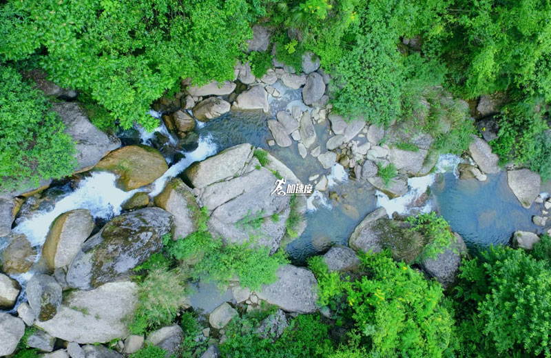 成(cheng)都團(tuán)建(jian)|大(da)邑龍窩子(zi)徒步玩水團(tuán)建(jian)，清(qing)涼一(yi)夏